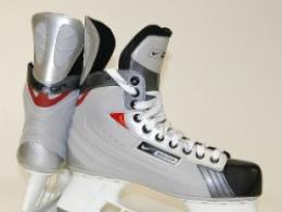 How to correctly determine the size of the required hockey skates Which Bauer skates are better