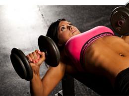 Які вправи допоможуть підтягнути грудні м'язи жінці.