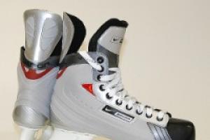 How to correctly determine the size of the required hockey skates Which Bauer skates are better