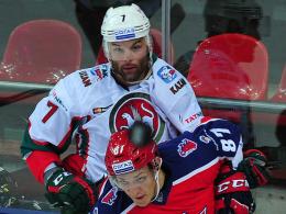 Samara hokimängija Zahhartšuk murrab KHL-i hokimängija Stepan Zahhartšuki eluloos oma vastaste ribid ja määrib need laiali.